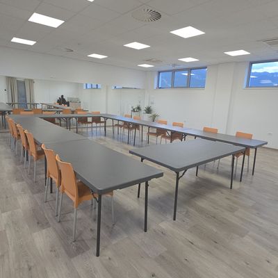Miza in 16 stolov - postavitev za delavnice